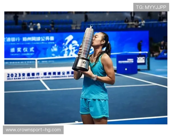 火箭场边亲吻奖杯瞬间 全场掌声雷鸣般响起 欢庆时刻定格历史